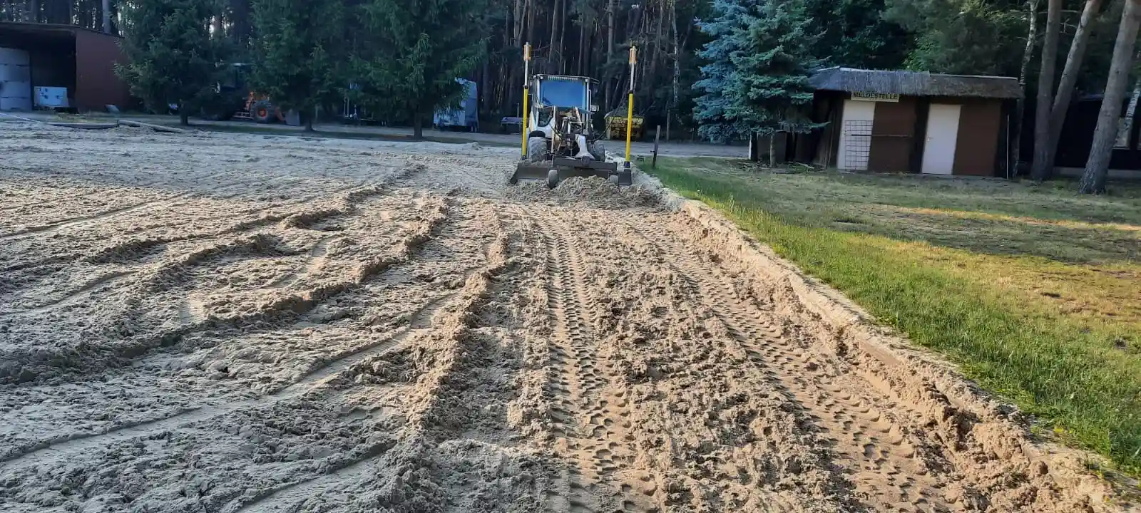 Reitplatzbau - Sand verteilen